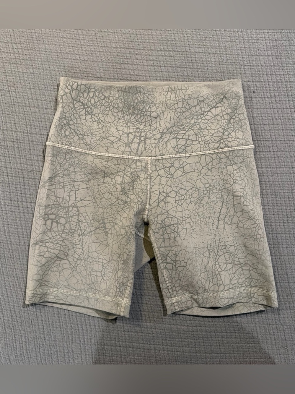 High-Waist Women's lululemon Wunder Train Bike Shorts w Light Gray Crackle Print